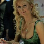 Paris_Hilton_e3_2006_gameloft_3.jpg