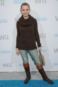 Beverley_Mitchell_wii_0.jpg