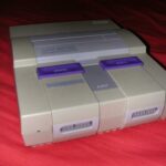 la Super NES US, toute carrée et en gris et mauve. Bien classe aussi