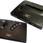 La Neo Geo, avec sa manette presque aussi grosse que la console elle-même!